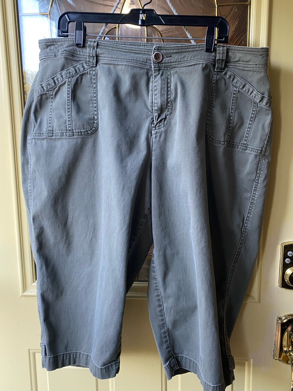 CJ Banks Wide-Leg Crop Pants in olive Green. Size 18.